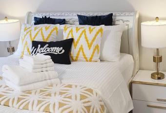 The Impressive Corner House has Balcony rooms