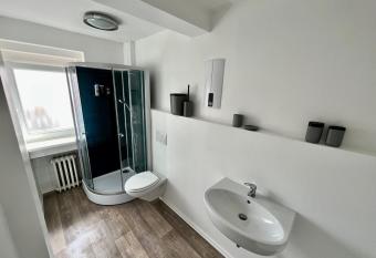 4 Zimmer Apartment am Hauptbahnhof Hildesheim allows 18 year olds to book a room