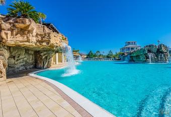 Resort-Style Pool! - Minutes to Beach! - FLSRB2 has Balcony rooms