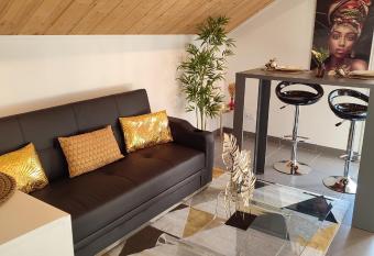 La maison blanche has Balcony rooms