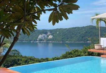 Espectacular Casa Familiar! Con Vista Increible! has rooms with a private hot tub