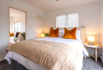 Ocean Breeze Cottage has rooms with a private hot tub