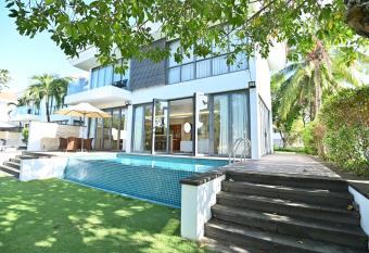 Daisy Ocean Villa Da Nang has rooms with a private hot tub