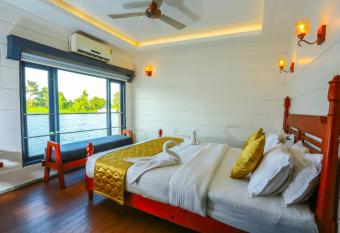 Honeymoon Houseboat has Balcony rooms
