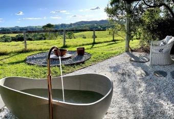 Jindilli Cottage allows 18 year olds to book a room
