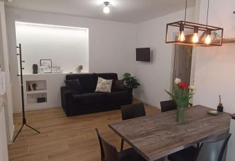 Casa Camelia - appartamento in centro a Seregno has Balcony rooms