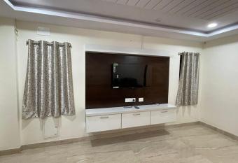 Fully Furnished 3 BHK with Parking in Prime Area - 2nd Floor has Balcony rooms