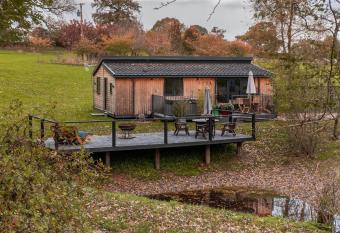 Riverside Cabins has rooms with a private hot tub