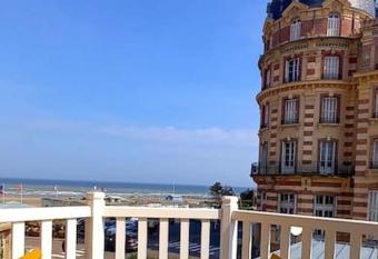 En apart   allows 18 year olds to book a room