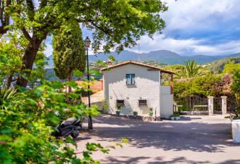 Bas de villa, piscine, 3   toiles has Balcony rooms