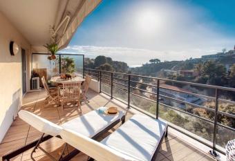 L8 Calm, panoramic Sea View withTerrace, Parking & AC allows 18 year olds to book a room