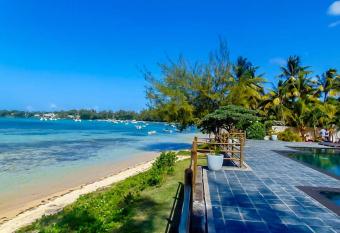 Ocean Eye - Beachfront Duplex has Balcony rooms
