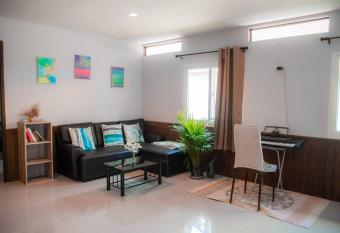 Comfortable stylish 2 rooms beach house has Balcony rooms