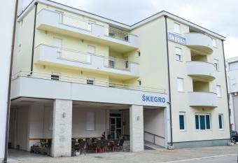 Pansion   kegro allows 18 year olds to book a room