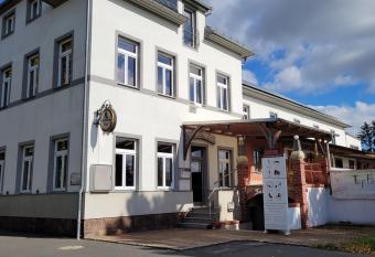 Monteurunterkunft Sch  tzenhaus Leisnig allows 18 year olds to book a room