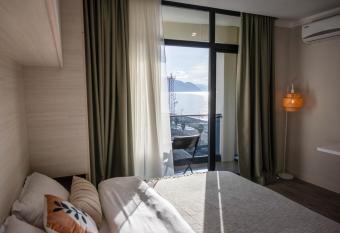 Green Side Apart Hotel has rooms with a private hot tub