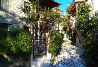 The Two Birds has Balcony rooms