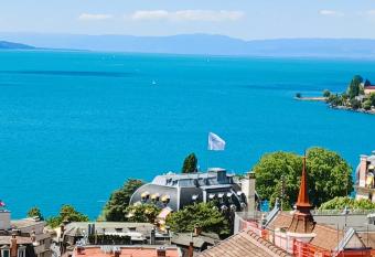 Loft la plus belle vue du lac L  man Montreux allows 18 year olds to book a room