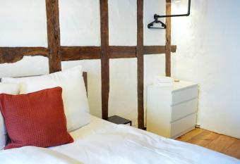 Charmante Design Wohnung mit Terrasse im Zentrum allows 18 year olds to book a room