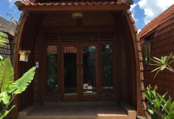 Kubu Pering Bungalows has Balcony rooms