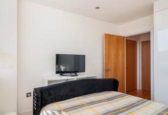 Modern Double Room - Haywards Heath allows 18 year olds to book a room