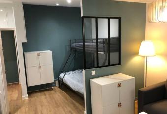 Joli studio refait    neuf has Balcony rooms