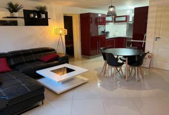 Super appart 50m   avec jardin V2 has Balcony rooms