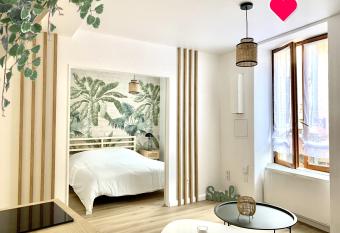 Charmant appartement au c  ur de Neuville - Lyon    20mn allows 18 year olds to book a room