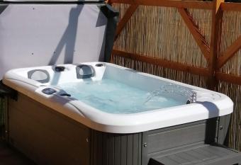 Lakes and Eden Valley. Thornhill Cabin has rooms with a private hot tub