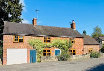 Luxury Village Cottage 5 mins to Alton Towers has Balcony rooms