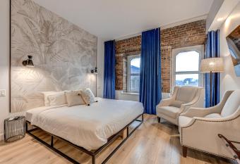 H  bergement touristique     335 Saint Joseph E    allows 18 year olds to book a room