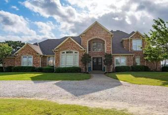 Country Getaway Ranch Home with Farm experience has rooms with a private hot tub