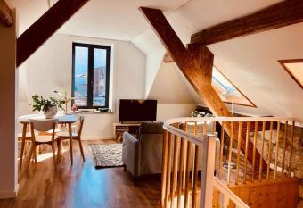 Lobo do Mar Matosinhos Beach Cottage allows 18 year olds to book a room