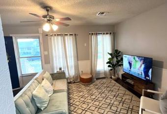 Beautiful 3BR home near Ft Sill allows 18 year olds to book a room