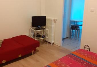 le plein soleil a Neuilly plaisance allows 18 year olds to book a room