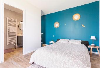 L   Or  e des Vignes allows 18 year olds to book a room