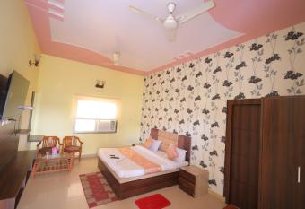 Hotel Mukund Priya- Near Krishna Janam Bhoomi has Balcony rooms