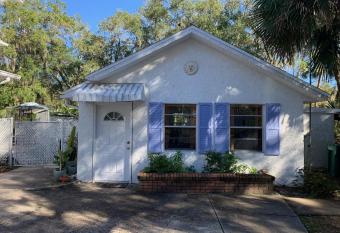 Sunshine Corner Cottage allows 18 year olds to book a room