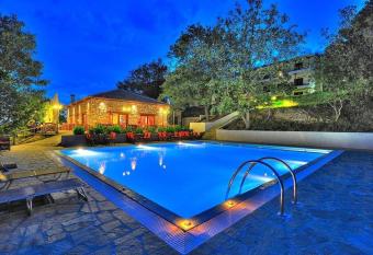 TSIGOURA VERDE RESORT has Balcony rooms