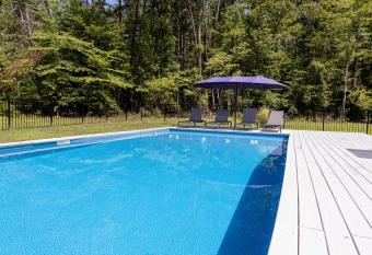 Charlottesville Farmhouse Dream Oasis with Pool has Balcony rooms