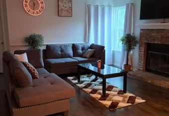 luxury, beautiful 2 bed condo has Balcony rooms