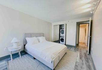 The Hartford Skyline - Stylish Downtown Condo with Wifi Gym has Balcony rooms