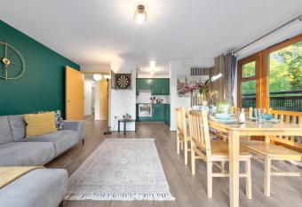 Modern Spacious Apartment has Balcony rooms