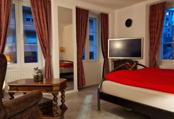 Bastis Luxury Studios - Free Parking allows 18 year olds to book a room