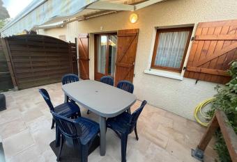 Maison 400m plage has Balcony rooms