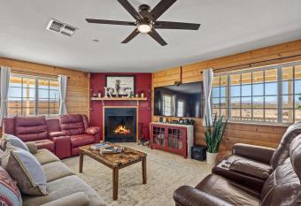 The Ranger Station plus Club House with Hot Tub has rooms with a private hot tub