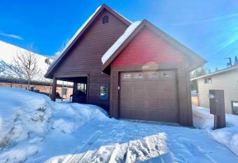 Cozy Cabin Retreat has Balcony rooms