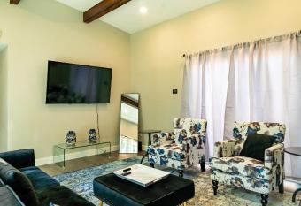 The Hidden Gem in Dal-Rich area has Balcony rooms