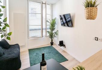 L Apesanteur - Hypercentre / Quai de Grenoble allows 18 year olds to book a room