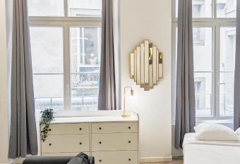 L Eclat - Hypercentre / Quai de Grenoble allows 18 year olds to book a room